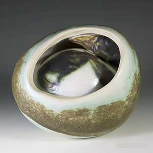 bird inside an egg, sculpture by klase hoganas